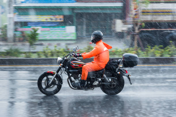 Ưu tiên mặc áo mưa bộ để đảm bảo an toàn khi di chuyển trong trời mưa