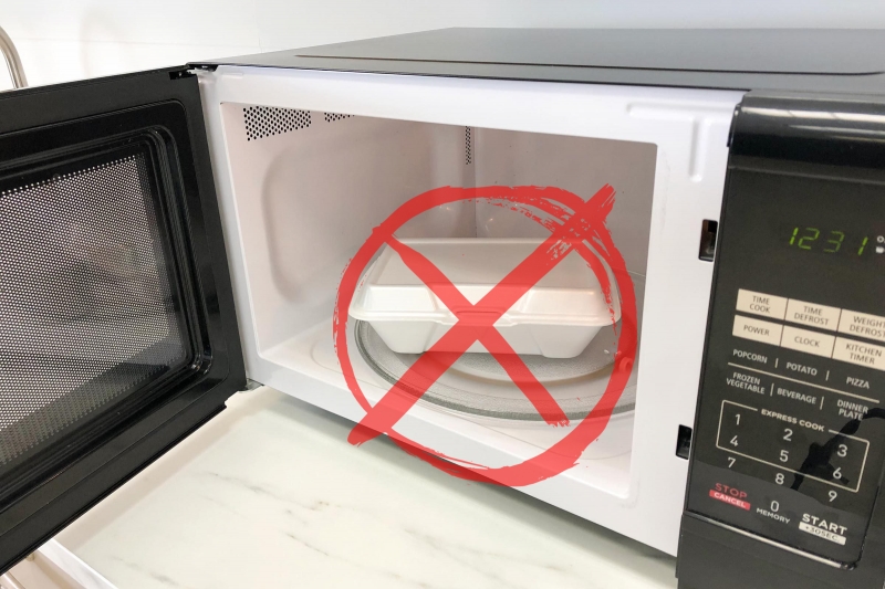 Không dùng lò vi sóng hâm nóng thực phẩm đựng trong hộp xốp