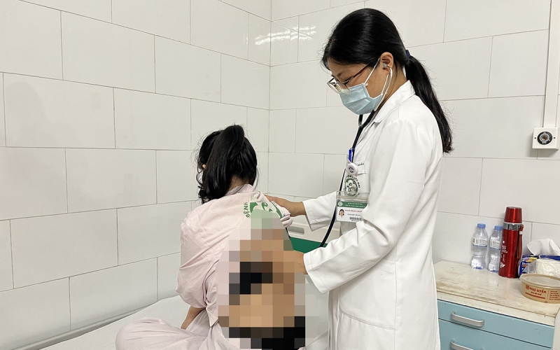 Bác sĩ Phạm Cẩm Phương, Giám đốc Trung tâm Y học hạt nhân và Ung bướu (BV Bạch Mai) đang khám cho bệnh nhân ung thư - Ảnh: BVCC