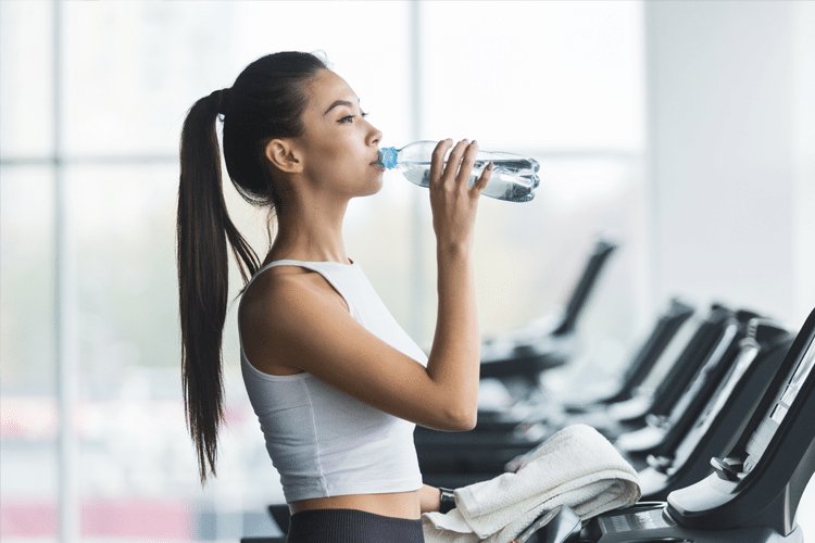 Bạn nên khởi động trước khi tập và uống nước đầy đủ sau khi đi bộ