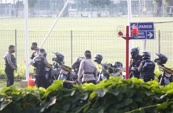 Lực lượng an ninh bảo vệ chặt chẽ U19 Việt Nam đề phòng CĐV Indonesia quấy rối