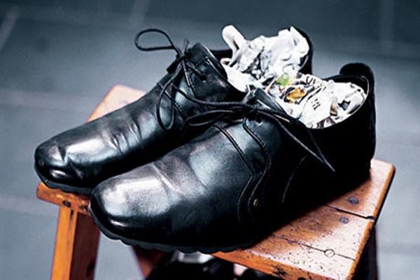 Nhét giấy vào trong giày là cách làm khô giày và khử mùi hiệu quả.