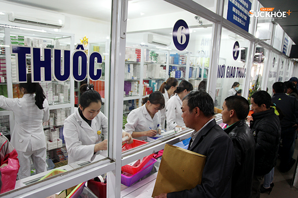 Người dân đi khám bệnh chờ lấy thuốc theo bảo hiểm y tế tại BV Bạch Mai - Ảnh: Hiệp Nguyễn/Sức khỏe+