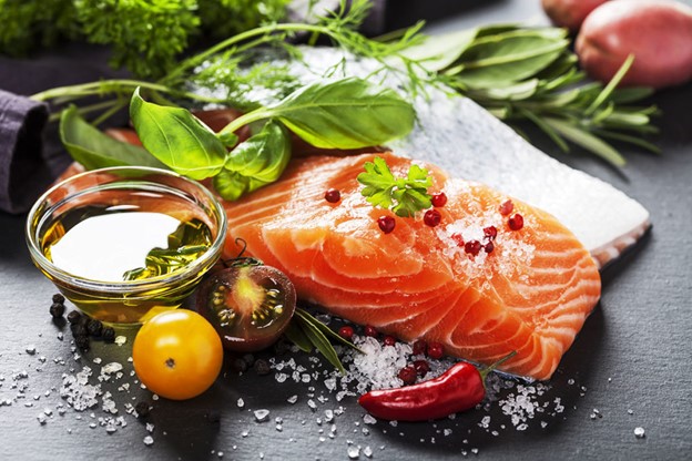 Các loại cá có chứa nhiều acid béo omega-3, giúp giảm viêm trong cơ thể