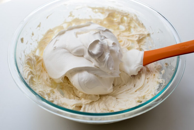 Trộn kem tươi vừa đánh bông với hỗn hợp kem phô mai