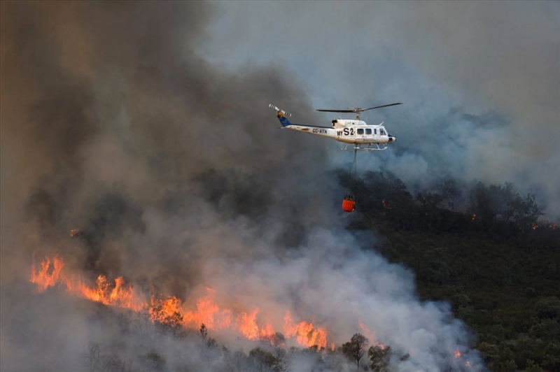Trực thăng tham gia ngăn chặn cháy rừng trong đợt nắng nóng kỷ lục thứ hai trong năm ở Guadapero, Tây Ban Nha - Ảnh: Reuters
