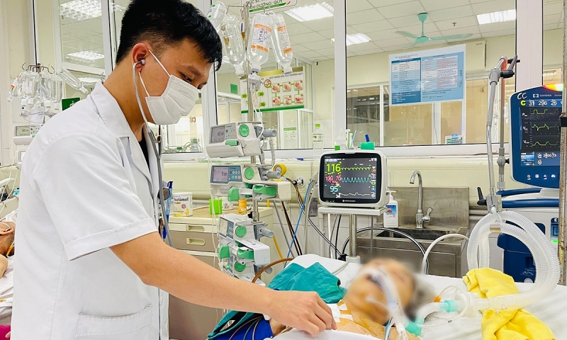 Một trường hợp mắc cúm A nặng được điều trị tại Bệnh viện Bệnh Nhiệt đới Trung ương - Ảnh: VnExpress