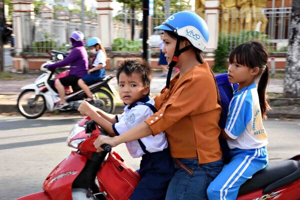 Vẫn còn những phụ huynh thờ ơ với việc đội mũ bảo hiểm cho con khi tham gia giao thông.