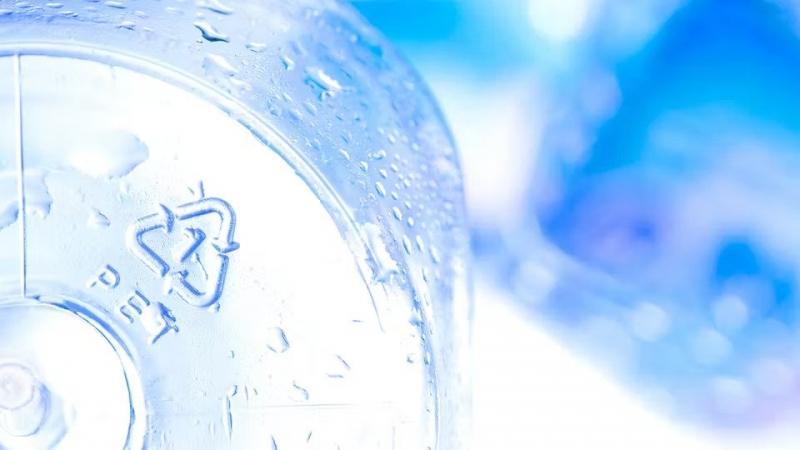 Chai nước dùng một lần làm từ chất liệu PET được phân loại là rác tái chế