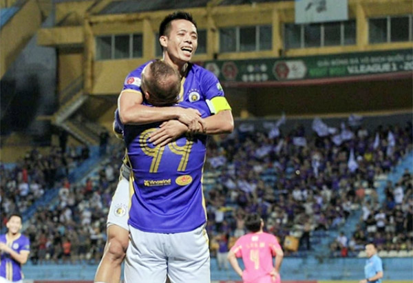 Văn Quyết tỏa sáng đưa Hà Nội FC lên ngôi đầu bảng - Ảnh: VPF 