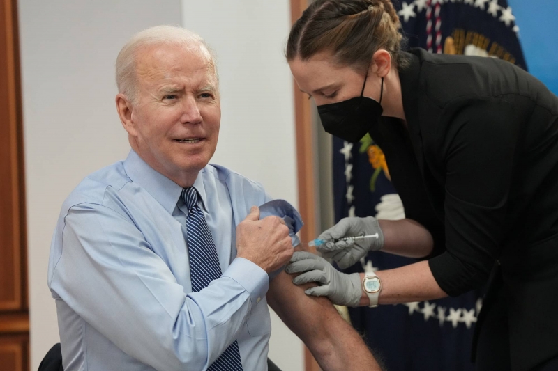 Tổng thống Joe Biden tiêm mũi vaccine tăng cường thứ 2 phòng COVID-19 tại Nhà Trắng, Washington, Mỹ vào tháng 3/2022 - Ảnh: New York Times