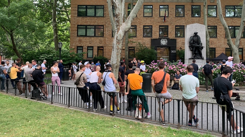Người dân Mỹ xếp hàng dài ở trước cửa phòng khám sức khỏe sinh sản Chelsea ở New York để chờ tiêm vaccine phòng bệnh đậu mùa khỉ vào ngày 23/6 - Ảnh: NY1