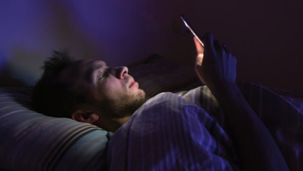 Ánh sáng xanh từ các thiết bị điện tử sẽ khiến bạn mất ngủ 
