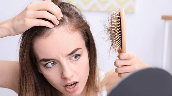 Rụng tóc là một trong những dấu hiệu cảnh báo bạn đang thiếu vitamin B12