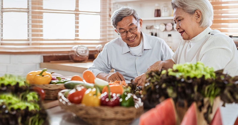 Chế độ Dinh dưỡng cân bằng là biện pháp đầu tiên giúp người cao tuổi bổ sung calci và vitamin D3 cho xương khớp khỏe mạnh