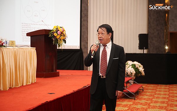 Ông Lê Hữu Khánh giải thích lý do nhầm lẫn và đính chính năm sinh của Đại danh y - Ảnh: Hiệp Nguyễn/Sức khỏe+