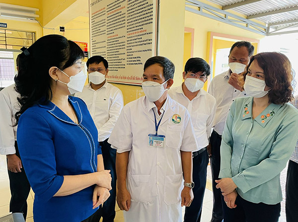 Tại Đắk Lắk, Quyền Bộ trưởng Bộ Y tế Đào Hồng Lan đến thăm và làm việc tại TTYT huyện Buôn Đôn và thăm trạm y tế xã Ea Bar- huyện Buôn Đôn - Ảnh: MOH