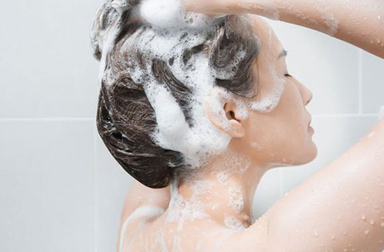 Tần suất gội đầu hợp lý cho hầu hết các loại tóc và da đầu là cách 2 - 3 ngày/lần