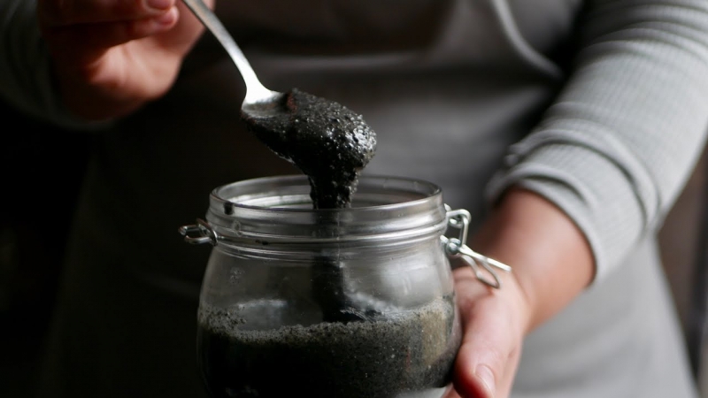 Bơ mè đen (bơ vừng đen, black tahini) có thể tìm thấy ở siêu thị, sàn thương mại điện tử