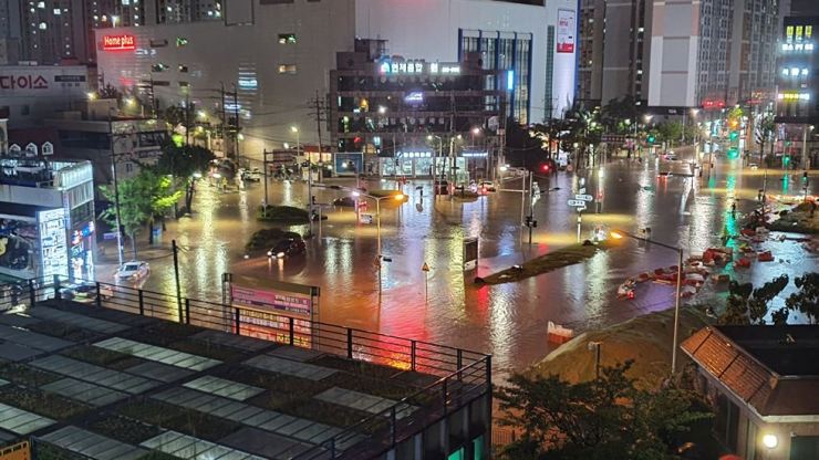 Hệ thống giao thông bị tê liệt hoàn toàn ở Busan, Hàn Quốc sau trận mưa lớn lịch sử tối ngày 8/8 - Ảnh: Yonhap