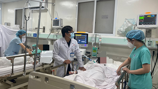 Bệnh nhân ngộ độc methanol nặng đang điều trị tại Bệnh viện Nhân dân Gia Định - Ảnh: BVCC