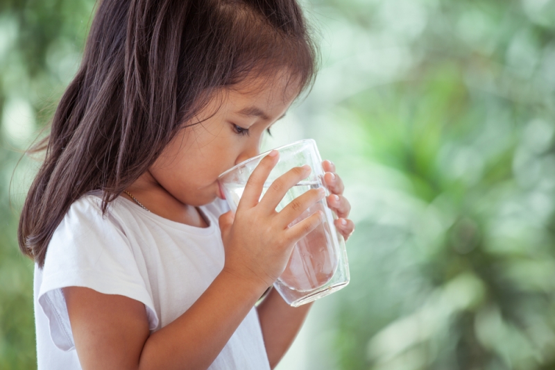 Cha mẹ nên đảm bảo trẻ uống đủ nước trong mùa Hè