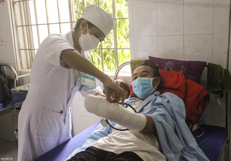 Bệnh nhân được Trung tâm Y tế huyện Cư M’gar theo dõi và điều trị tích cực - Ảnh: Báo Đắk Lắk