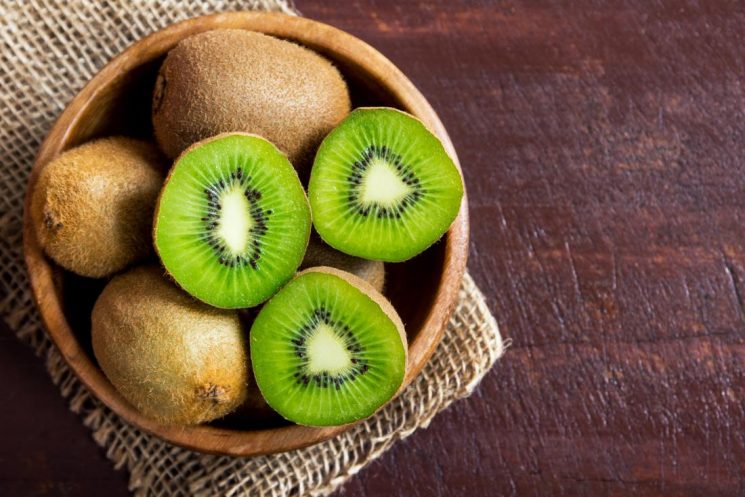 Kiwi là loại quả giàu vitamin C tốt cho người đã mổ sỏi mật