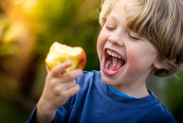 Trái cây chứa nhiều vitamin và khoáng chất cải thiện sức khỏe của trẻ
