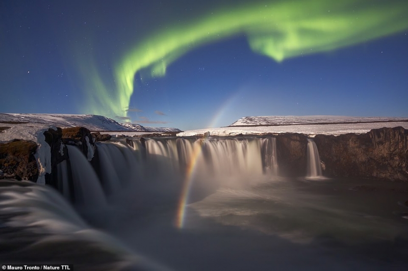 Nhiếp ảnh gia người Italia Mauro Tronto giành giải nhì hạng mục “Bầu trời đêm” với bức ảnh chụp thác nước Godafoss ở Myvatn, thuộc miền Bắc Iceland với những dải cực quang và cầu vồng tuyệt đẹp. Tất cả các yếu tố đều xảy ra cùng lúc như một sự hòa trộn tài tình của thiên nhiên.