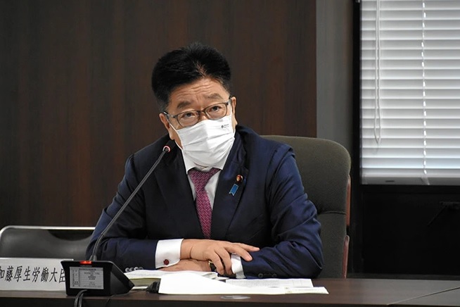 Bộ trưởng Y tế Katsunobu Kato phát biểu tại cuộc họp của hội đồng chuyên gia ở Tokyo khi số ca mắc mới và tử vong do COVID-19 tăng mạnh ở Nhật Bản vào ngày 18/8 - Ảnh: Asahi Shimbun