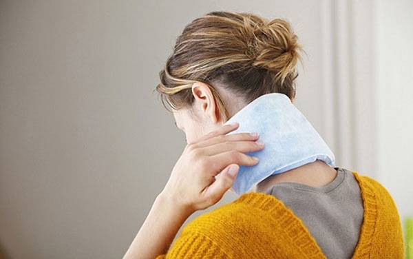 Lựa chọn chườm nóng hoặc chườm lạnh tùy thuộc vào nguyên nhân gây đau nhức cổ vai gáy