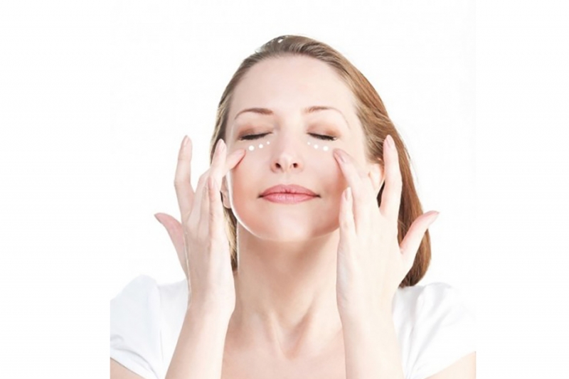 Giảm bọng mắt bằng cách dùng đầu ngón tay để massage/vỗ nhẹ nhàng vùng da dưới mắt
