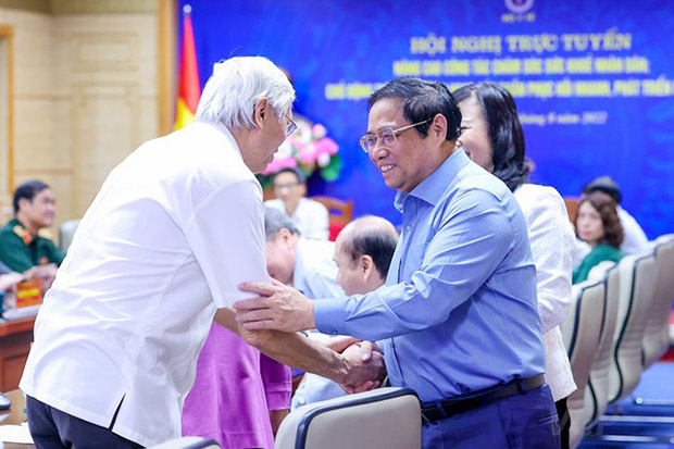 Thủ tướng bắt tay PGS.TS Lê Văn Truyền - Chuyên gia Cao cấp Dược học, Nguyên Thứ trưởng Bộ Y tế, tại hội nghị - Ảnh: VGP