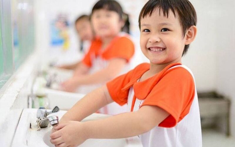 Trẻ cần được dạy rửa tay đúng cách để giữ vệ sinh cá nhân và bảo vệ sức khỏe