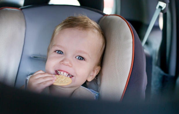 Không nên cho trẻ ăn món nhiều dầu mỡ khi trên xe