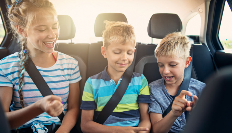 Chơi trò chơi cùng trẻ giúp đánh lạc cảm giác say xe