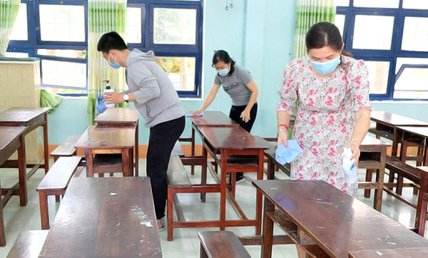 Các trường cần vệ sinh sạch sẽ bàn ghễ, lớp học trước khi đón học sinh - Ảnh: báo Bình Định