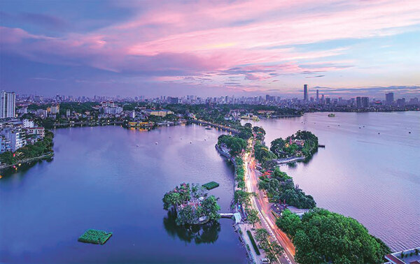 Hồ Tây - vẻ đẹp lãng mạn giữa lòng thủ đô Hà Nội - Ảnh: Hà Nội mới.