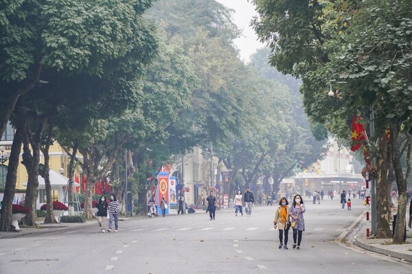Hãy cùng người thân hoặc bạn bè đi dạo để tận hưởng không khí ngày lễ 2/9 tại phố đi bộ. Ảnh: Vietnamplus.