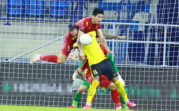 Văn Hậu phạm lỗi với cầu thủ Malaysia khiến ĐT Việt Nam phải nhận quả penalty không đáng có.
