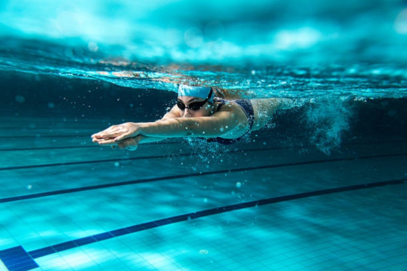 Người bị run tay chân có thể bơi lội, tập aerobic dưới nước