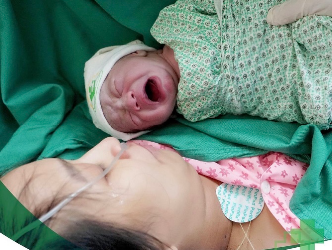 Bệnh viện Phụ sản Hà Nội mổ đẻ thành công cho thai phụ, bé chào đời khỏe mạnh - Ảnh: Báo Sức khỏe & Đời sống