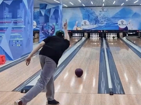 Bowling - môn thể thao giúp cải thiện tâm trạng - Ảnh: Việt An