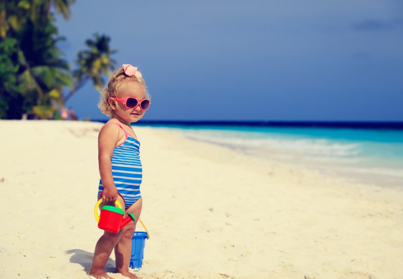 Bảo vệ đôi mắt của trẻ khi ra biển với đôi kính phù hợp