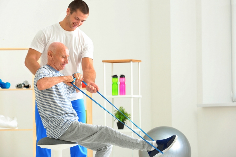 Vật lý trị liệu giúp người bệnh tai biến hồi phục chức năng, cải thiện tê liệt tay chân