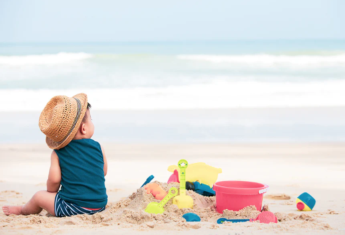 Một số món đồ chơi có thể giúp trẻ thích thú hơn trên bãi biển