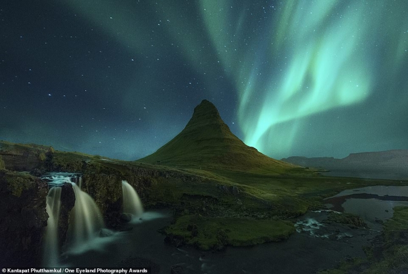 Phutthamkul cũng là chủ nhân của giải đồng hạng mục “Thiên nhiên - Phong cảnh” với bức ảnh chụp đỉnh núi Kirkjufell cao 463 m ở Iceland.