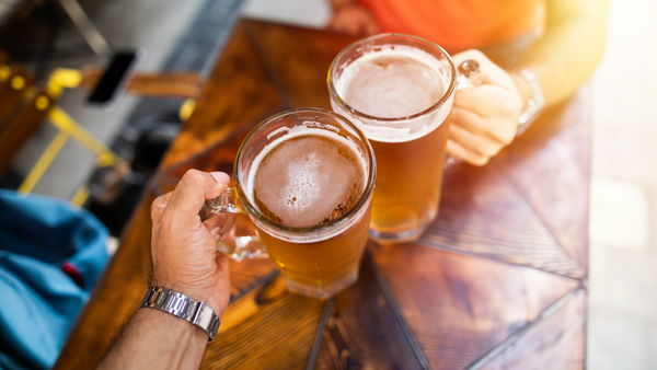 Đồ uống có cồn như rượu, bia là một trong những nguyên nhân liên quan đến việc tích tụ mỡ thừa ở bụng.