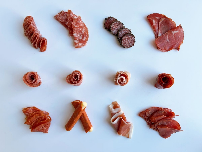 Các loại thịt nguội là thành phần chính trên charcuterie board